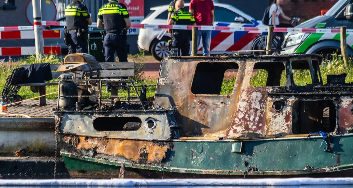 Dode bij brand op woonboot - Foto 2
