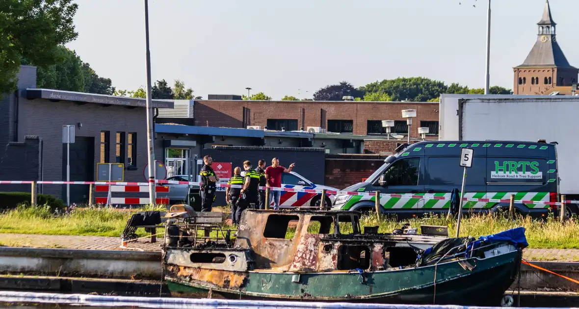 Dode bij brand op woonboot - Foto 3
