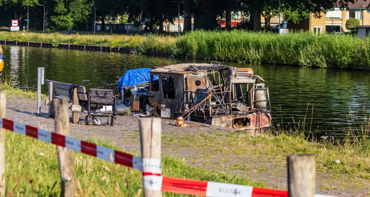Dode bij brand op woonboot - Foto 4