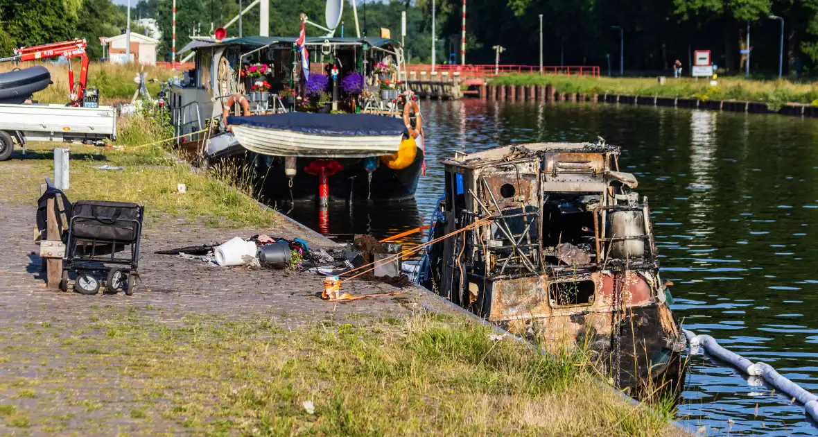 Dode bij brand op woonboot - Foto 5