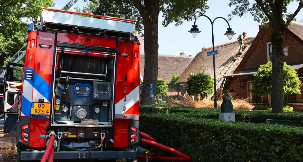 Brand in rieten dak van woning