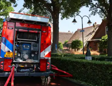 Brand in rieten dak van woning
