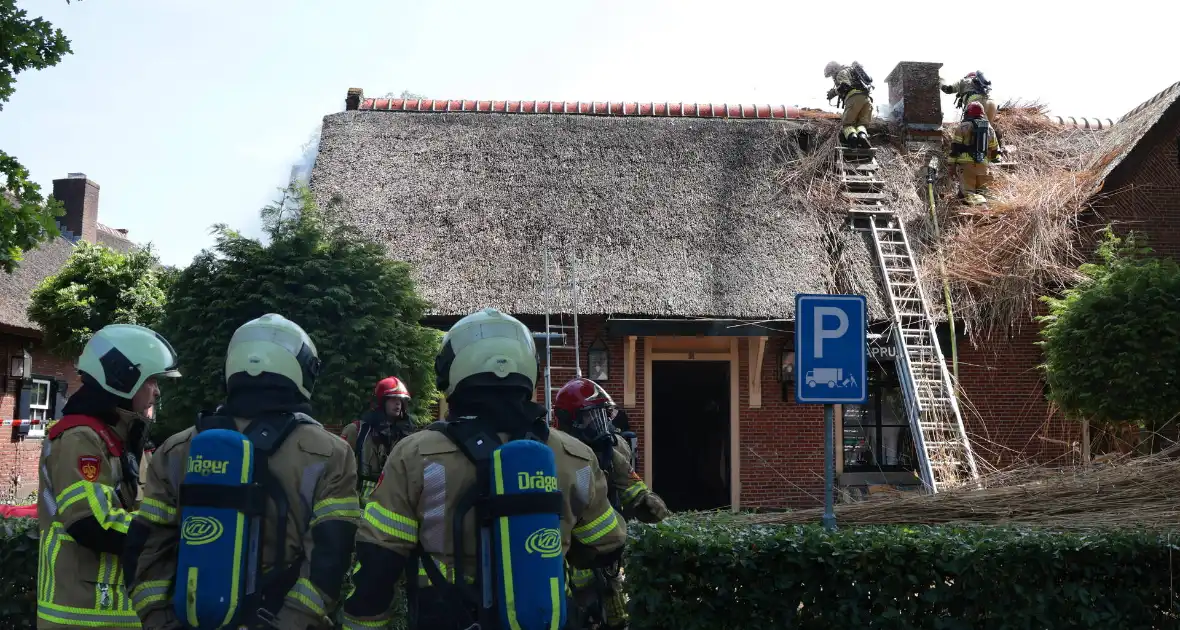 Brand in rieten dak van woning - Foto 1