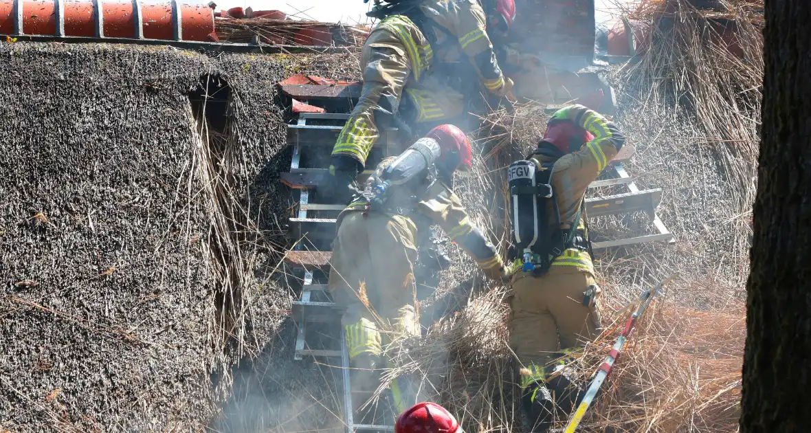 Brand in rieten dak van woning - Foto 2