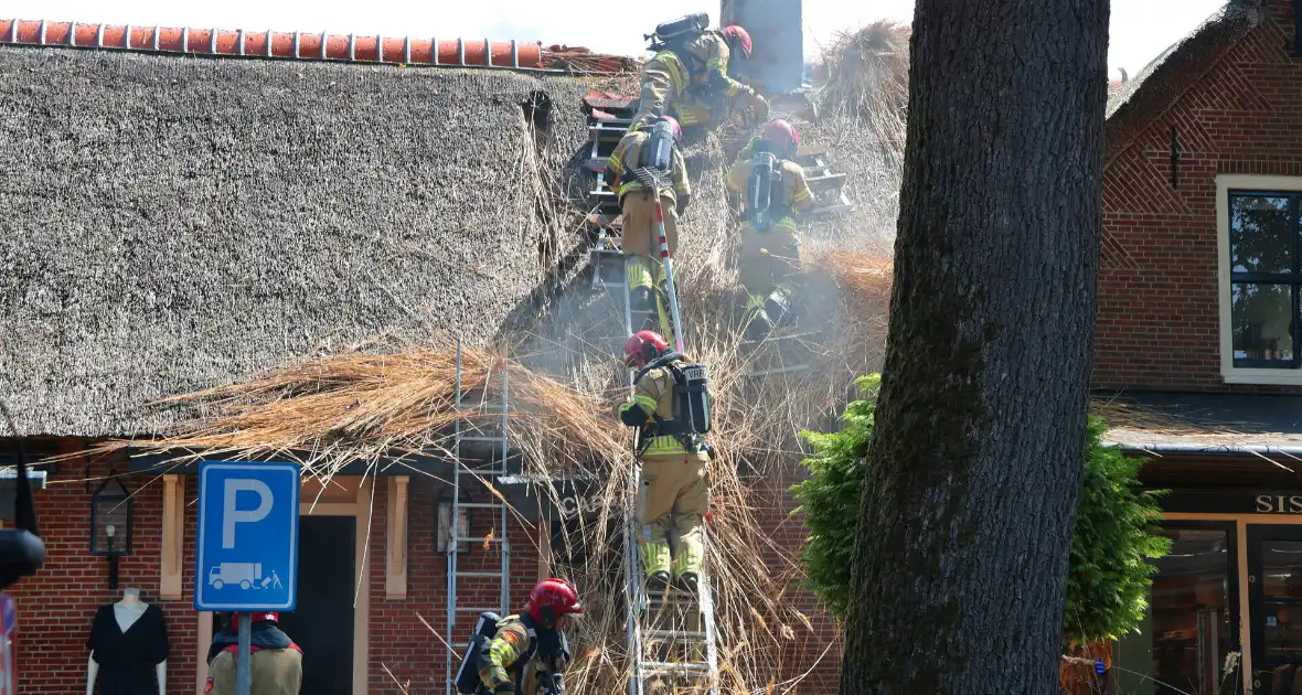 Brand in rieten dak van woning - Foto 3