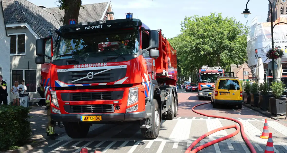 Brand in rieten dak van woning - Foto 4