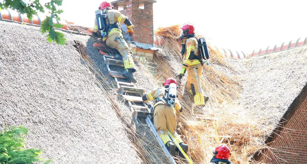 Brand in rieten dak van woning - Foto 5
