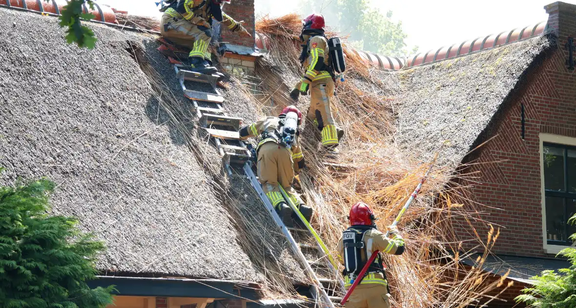 Brand in rieten dak van woning - Foto 6
