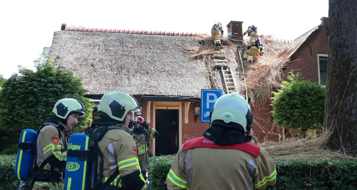 Brand in rieten dak van woning - Foto 7