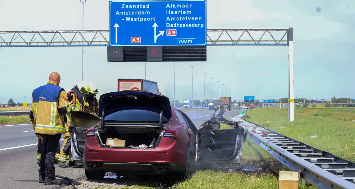Maserati brandt volledig uit op snelweg