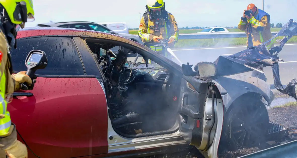 Maserati brandt volledig uit op snelweg - Foto 2