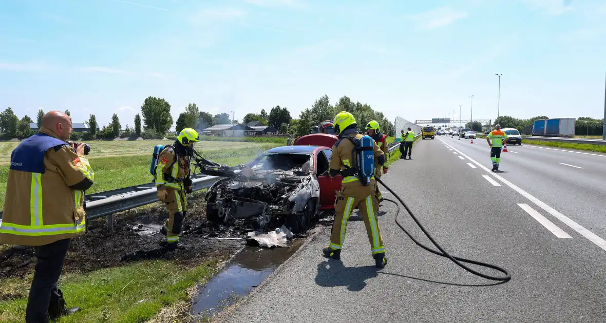 Maserati brandt volledig uit op snelweg - Foto 3
