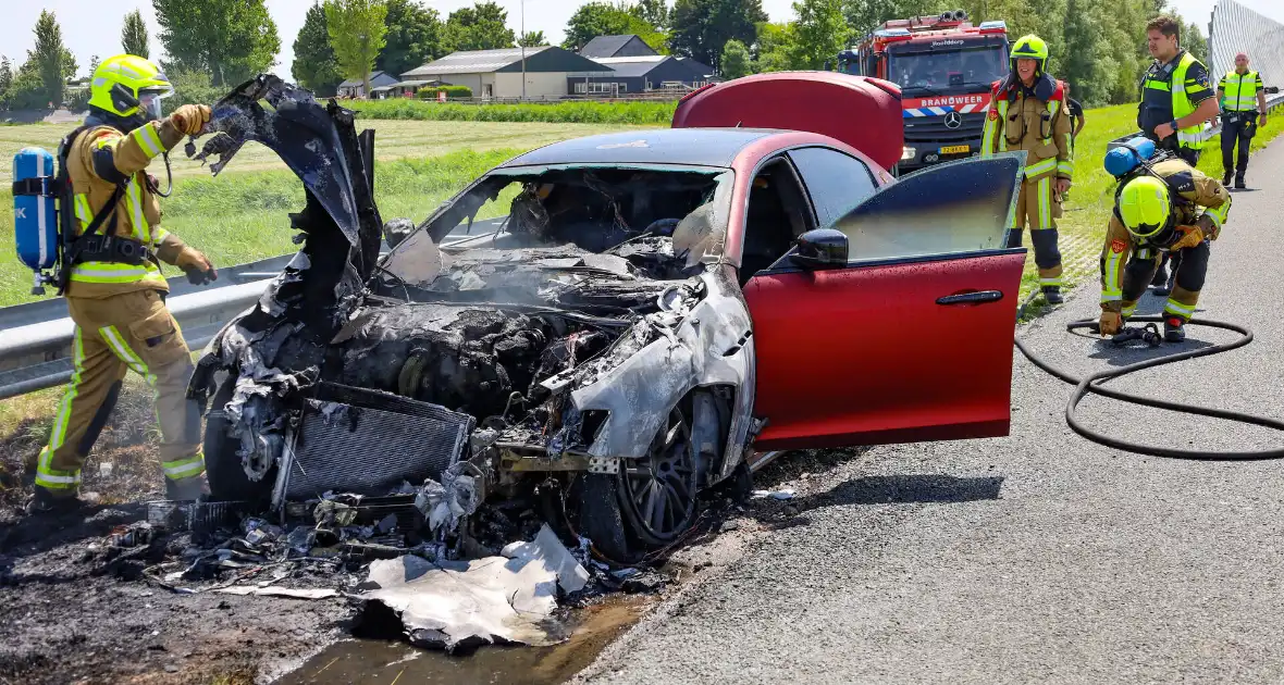 Maserati brandt volledig uit op snelweg - Foto 4