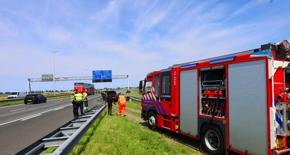 Maserati brandt volledig uit op snelweg - Foto 5