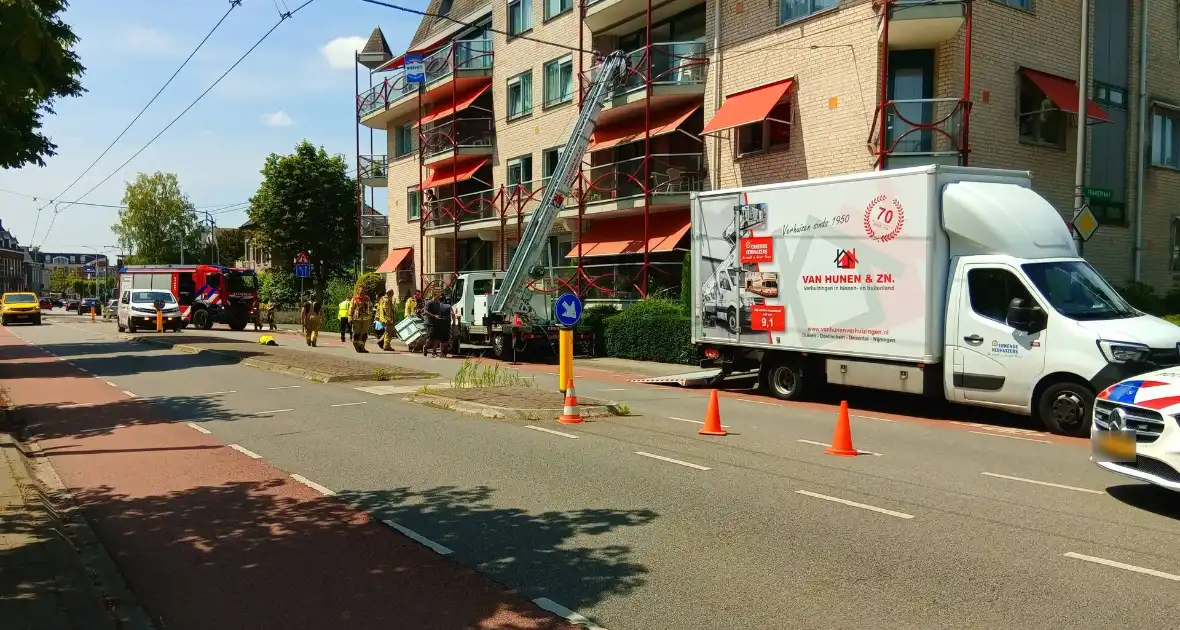 Botsing lijnbus en verhuislift