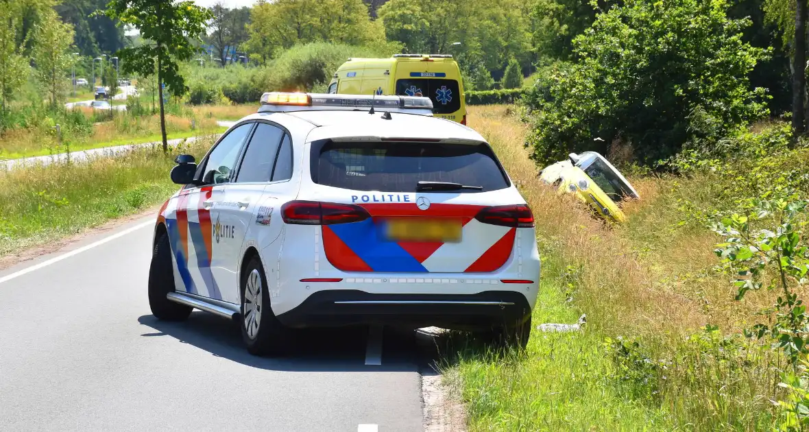 Politie helpt vrouw uit auto