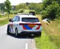 Politie helpt vrouw uit auto