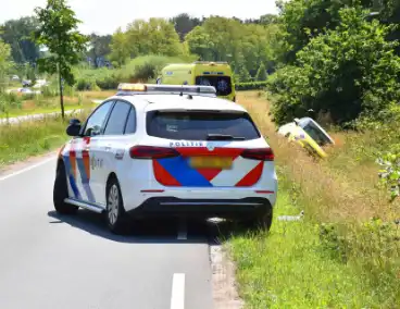Politie helpt vrouw uit auto