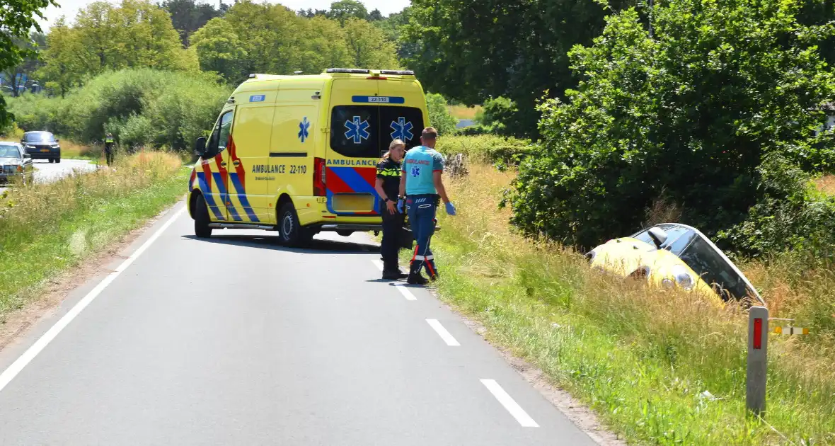 Politie helpt vrouw uit auto - Foto 2