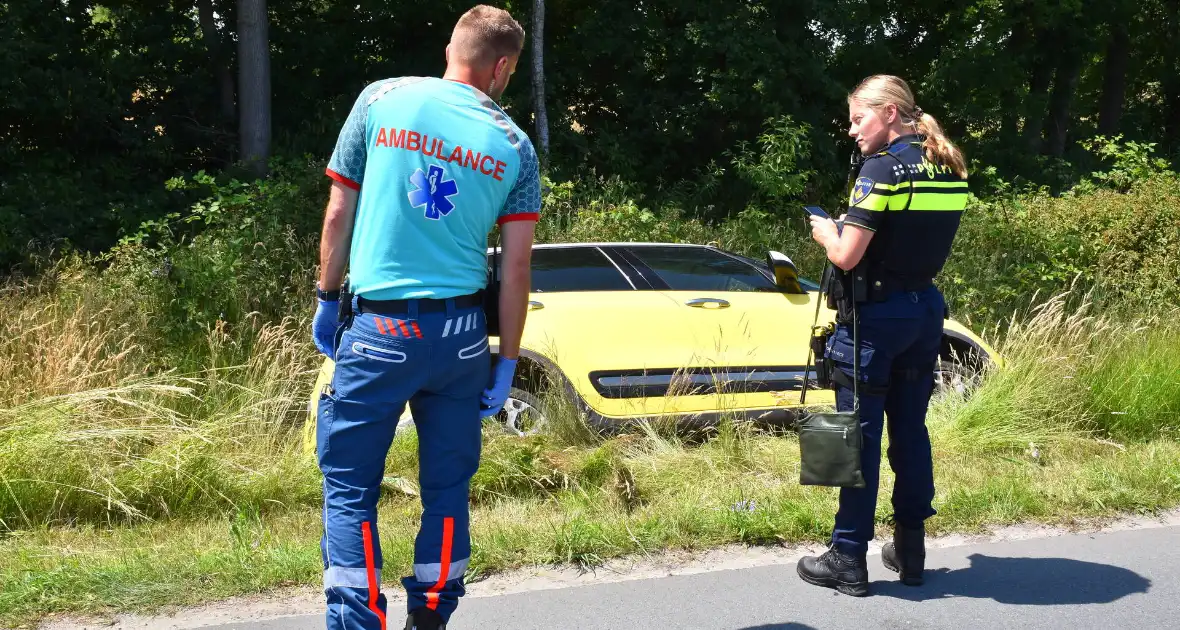 Politie helpt vrouw uit auto - Foto 3