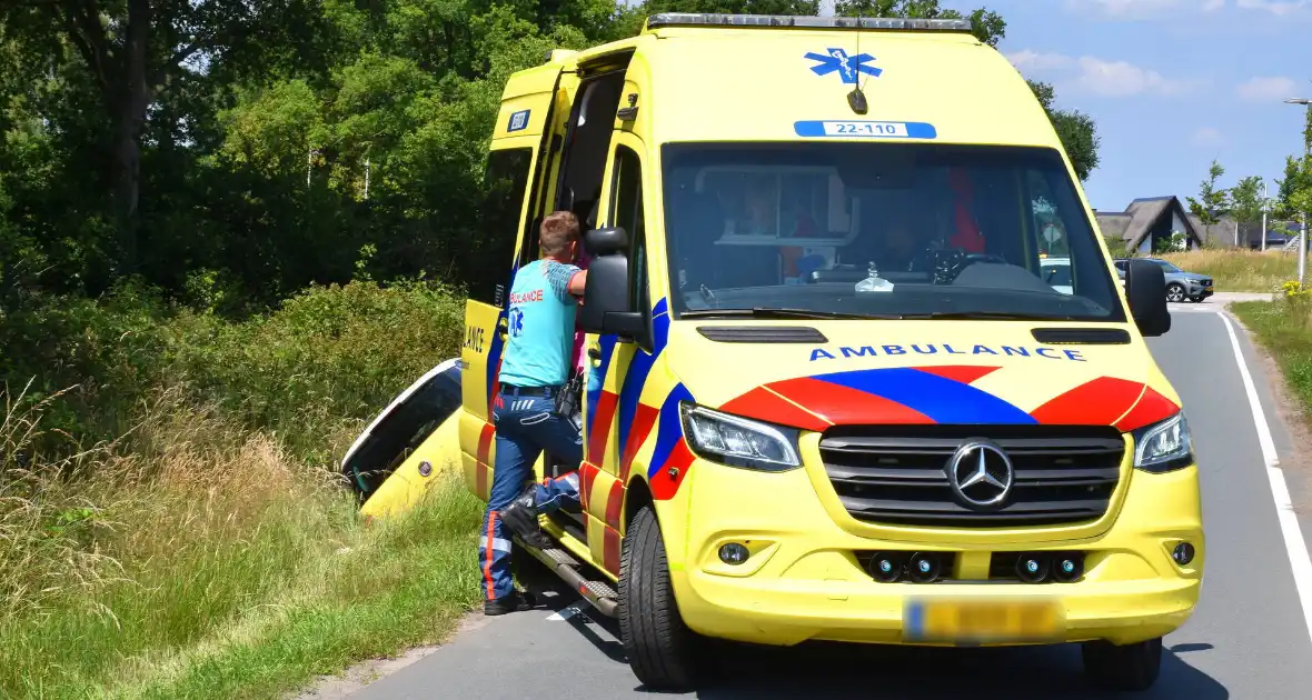 Politie helpt vrouw uit auto - Foto 5