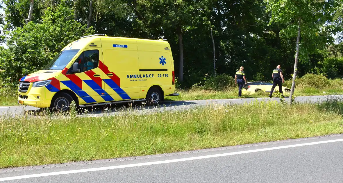 Politie helpt vrouw uit auto - Foto 6