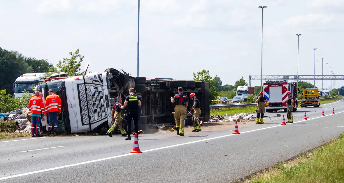 Vrachtwagen kantelt en vangrail beschadigd
