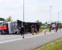 Vrachtwagen kantelt en vangrail beschadigd