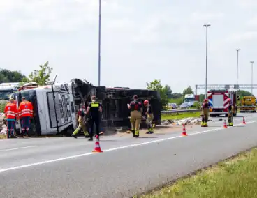 Vrachtwagen kantelt en vangrail beschadigd