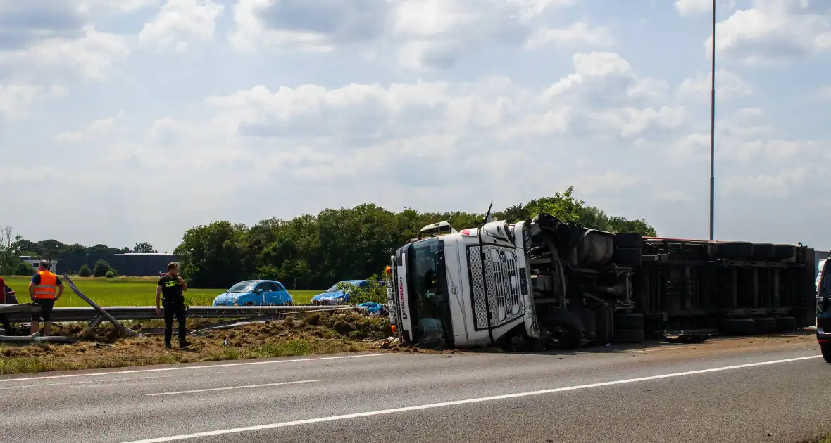 Vrachtwagen kantelt en vangrail beschadigd - Foto 1