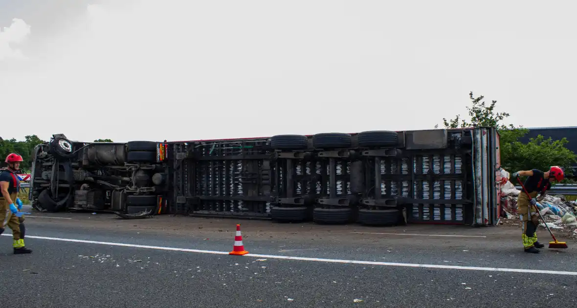 Vrachtwagen kantelt en vangrail beschadigd - Foto 10