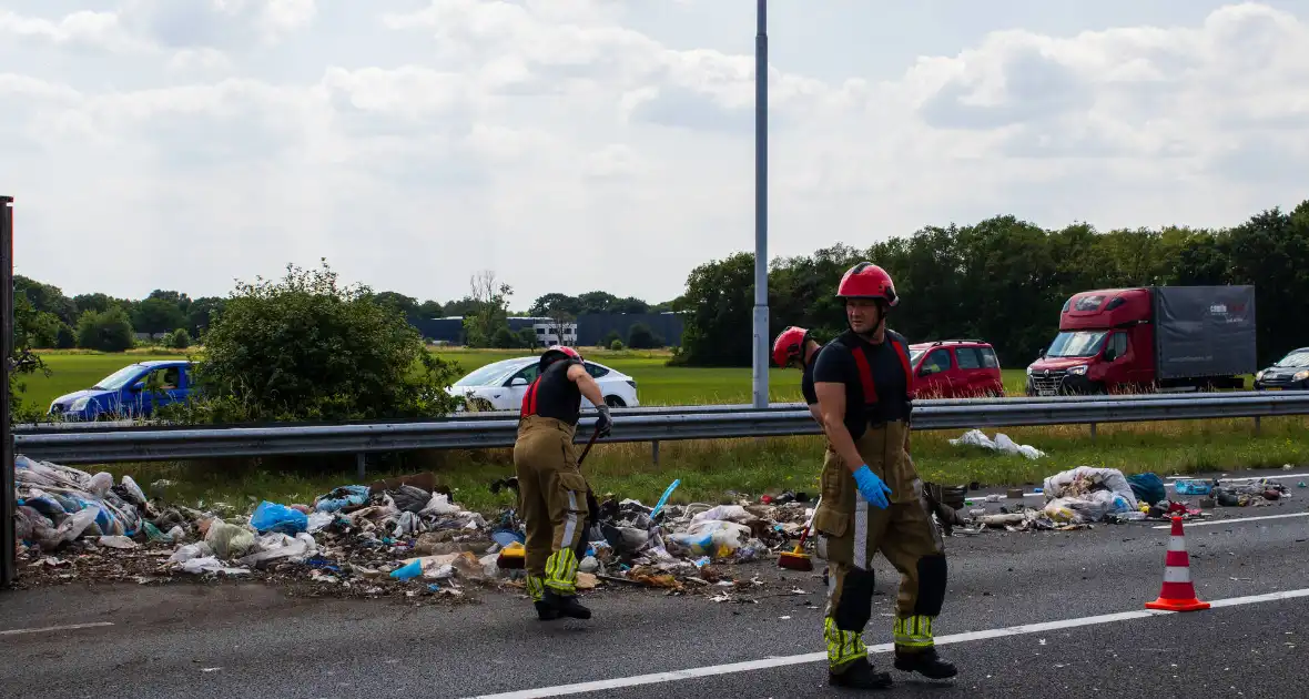 Vrachtwagen kantelt en vangrail beschadigd - Foto 11