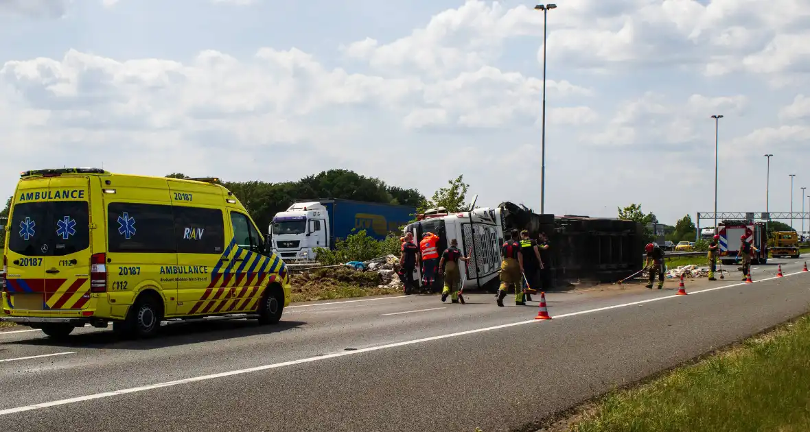 Vrachtwagen kantelt en vangrail beschadigd - Foto 2