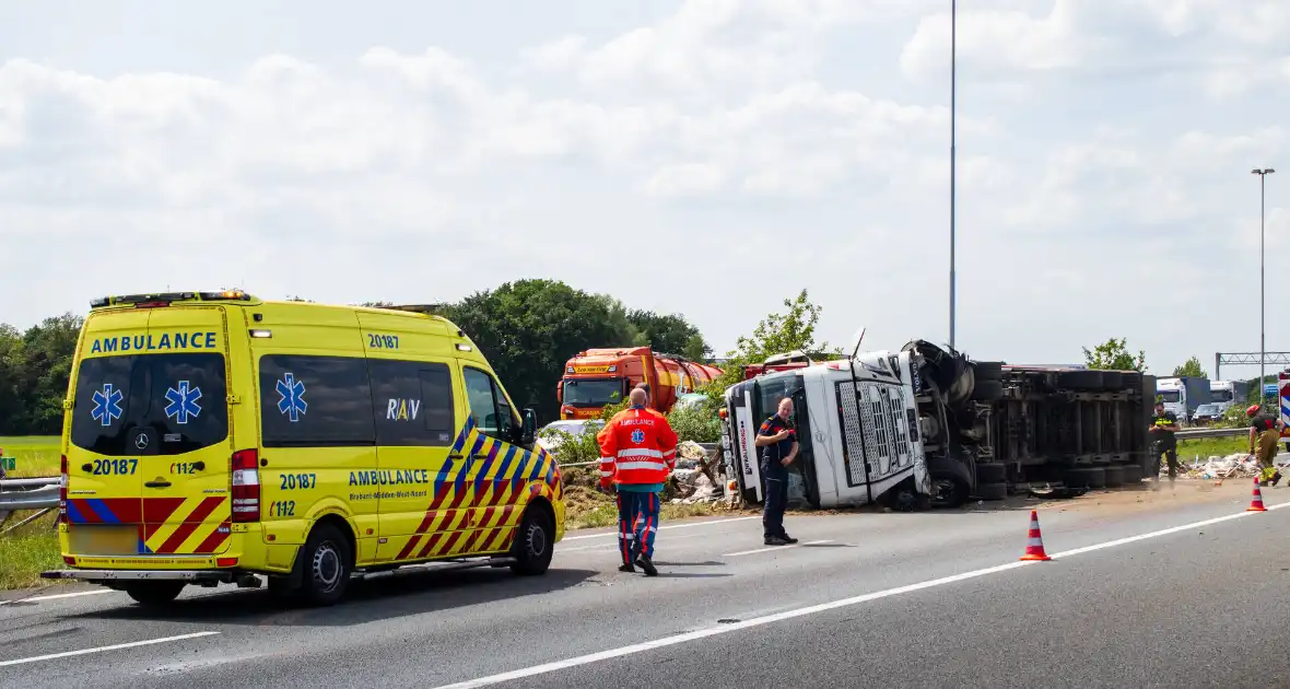 Vrachtwagen kantelt en vangrail beschadigd - Foto 3