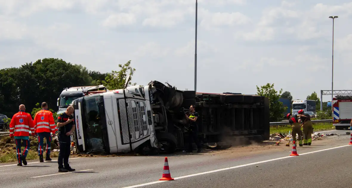 Vrachtwagen kantelt en vangrail beschadigd - Foto 4