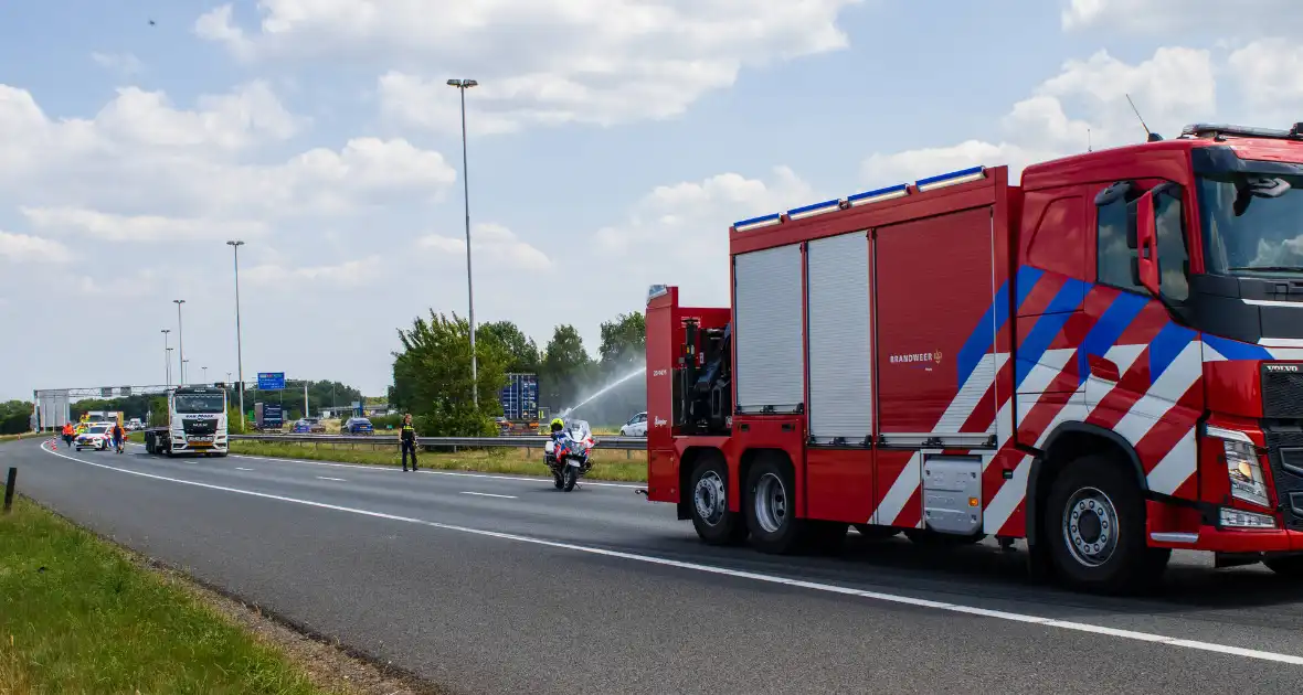 Vrachtwagen kantelt en vangrail beschadigd - Foto 5