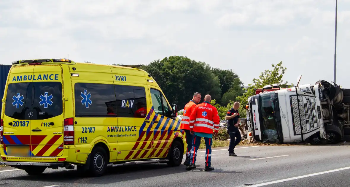 Vrachtwagen kantelt en vangrail beschadigd - Foto 6