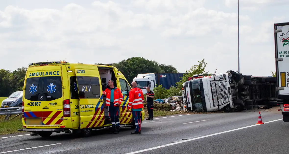 Vrachtwagen kantelt en vangrail beschadigd - Foto 7