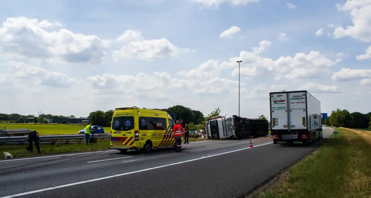 Vrachtwagen kantelt en vangrail beschadigd - Foto 8
