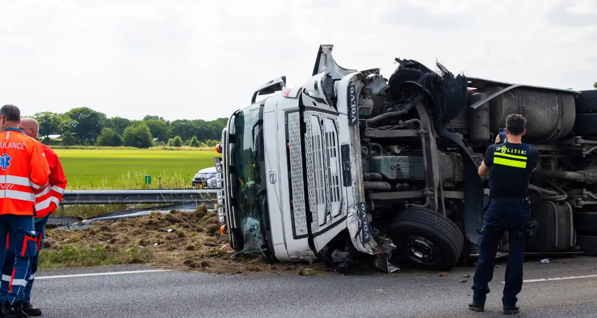 Vrachtwagen kantelt en vangrail beschadigd - Foto 9