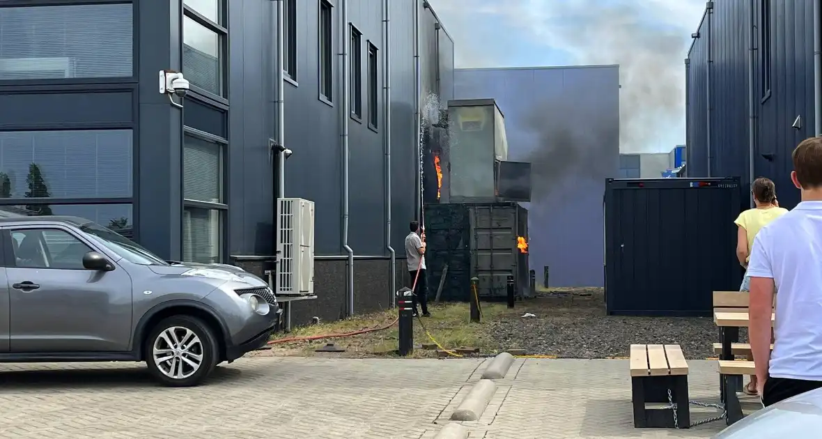 Medewerkers blussen eerste vuur