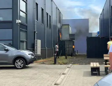 Medewerkers blussen eerste vuur