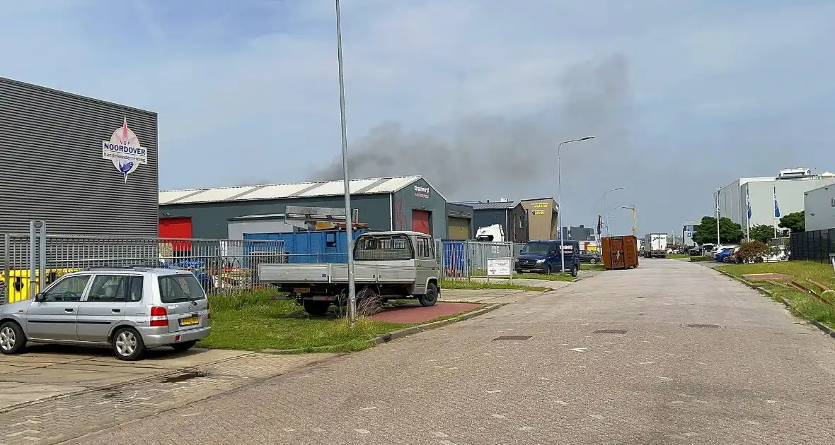 Medewerkers blussen eerste vuur - Foto 1