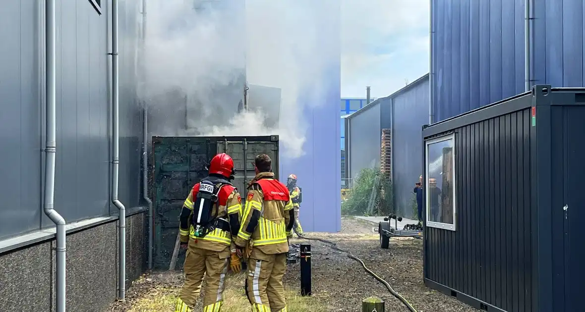Medewerkers blussen eerste vuur - Foto 10