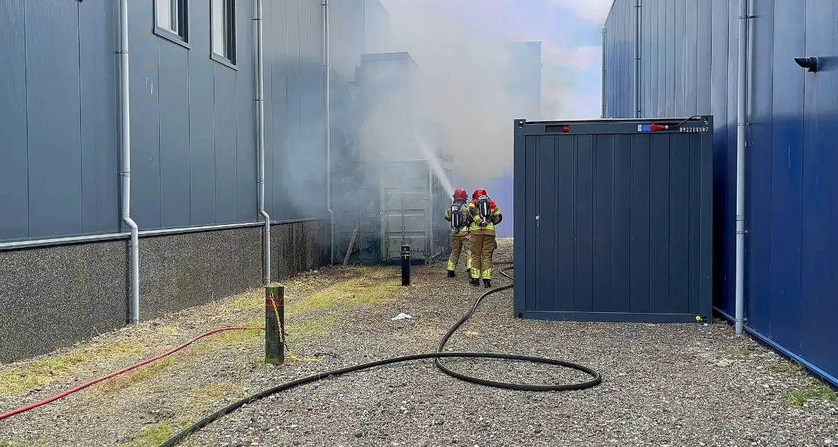 Medewerkers blussen eerste vuur - Foto 11