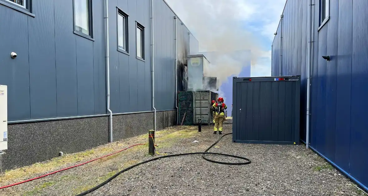 Medewerkers blussen eerste vuur - Foto 12