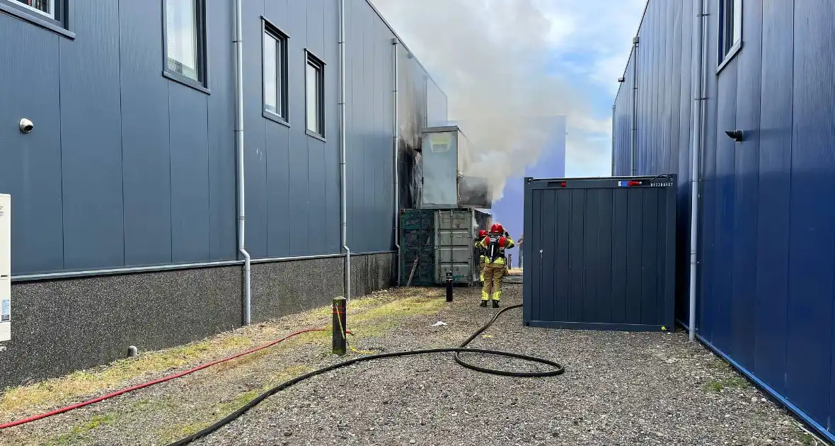 Medewerkers blussen eerste vuur - Foto 13