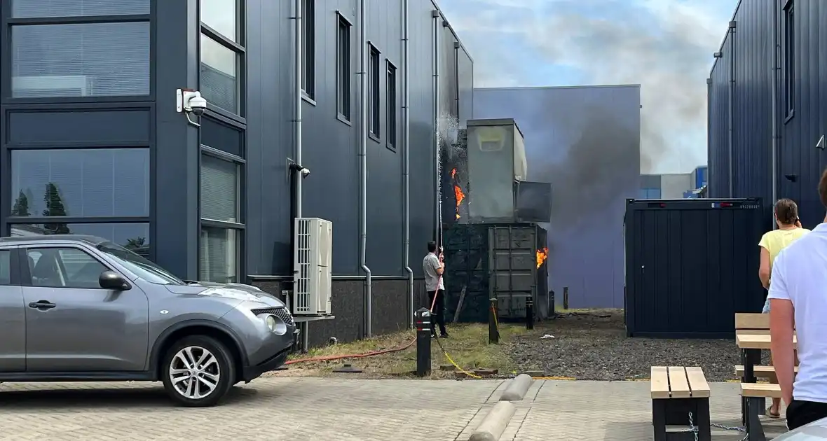 Medewerkers blussen eerste vuur - Foto 14
