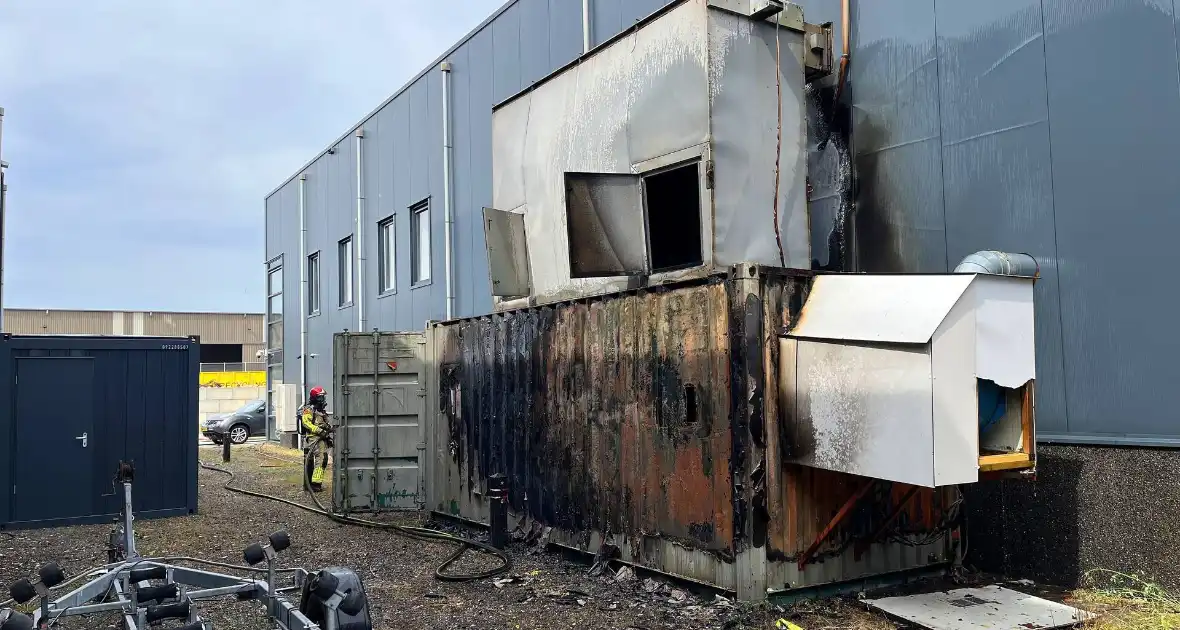 Medewerkers blussen eerste vuur - Foto 4