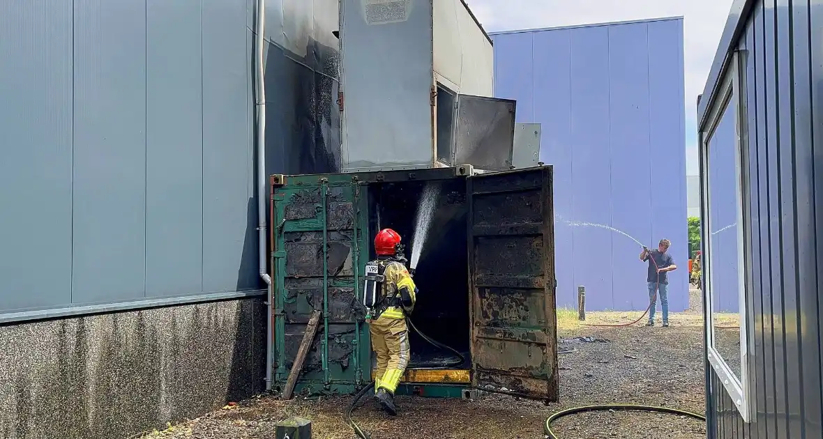 Medewerkers blussen eerste vuur - Foto 5